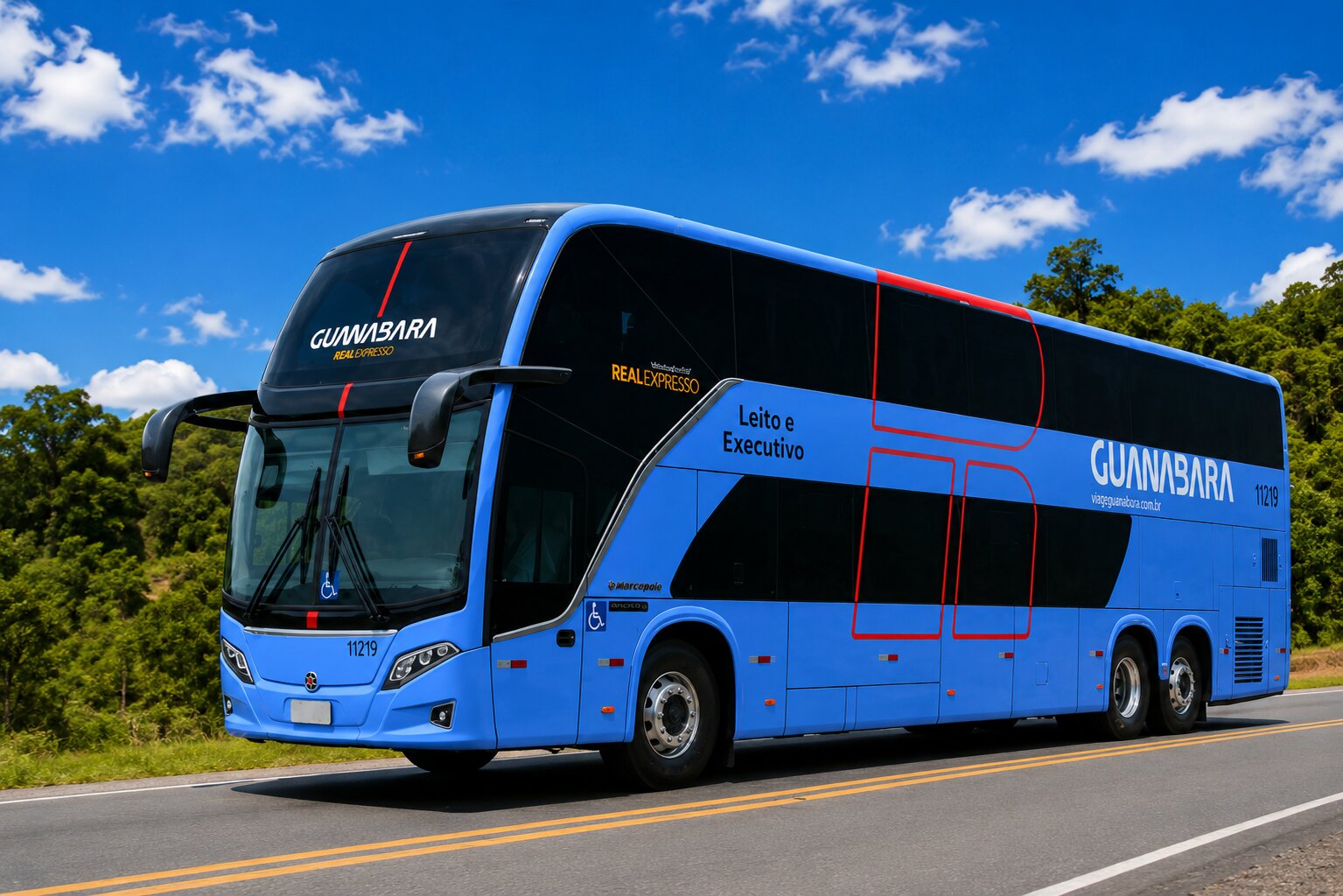 Ônibus rodoviário moderno viajando por uma rodovia brasileira ao entardecer